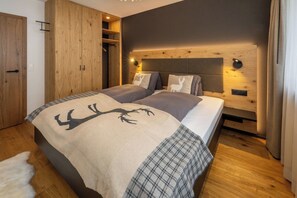 A bedroom with a large bed, wooden headboard, and built-in shelving. - Breathtaking Luxury Stay, Wallis 1079 (Wallis)