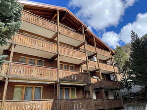 Ein mehrstöckiges Holzgebäude mit Balkonen, vermutlich ein Hotel oder eine Lodge.