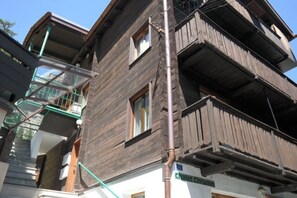 Ein mehrstöckiges Gebäude mit Außenbalkonen und einer sichtbaren Treppe.