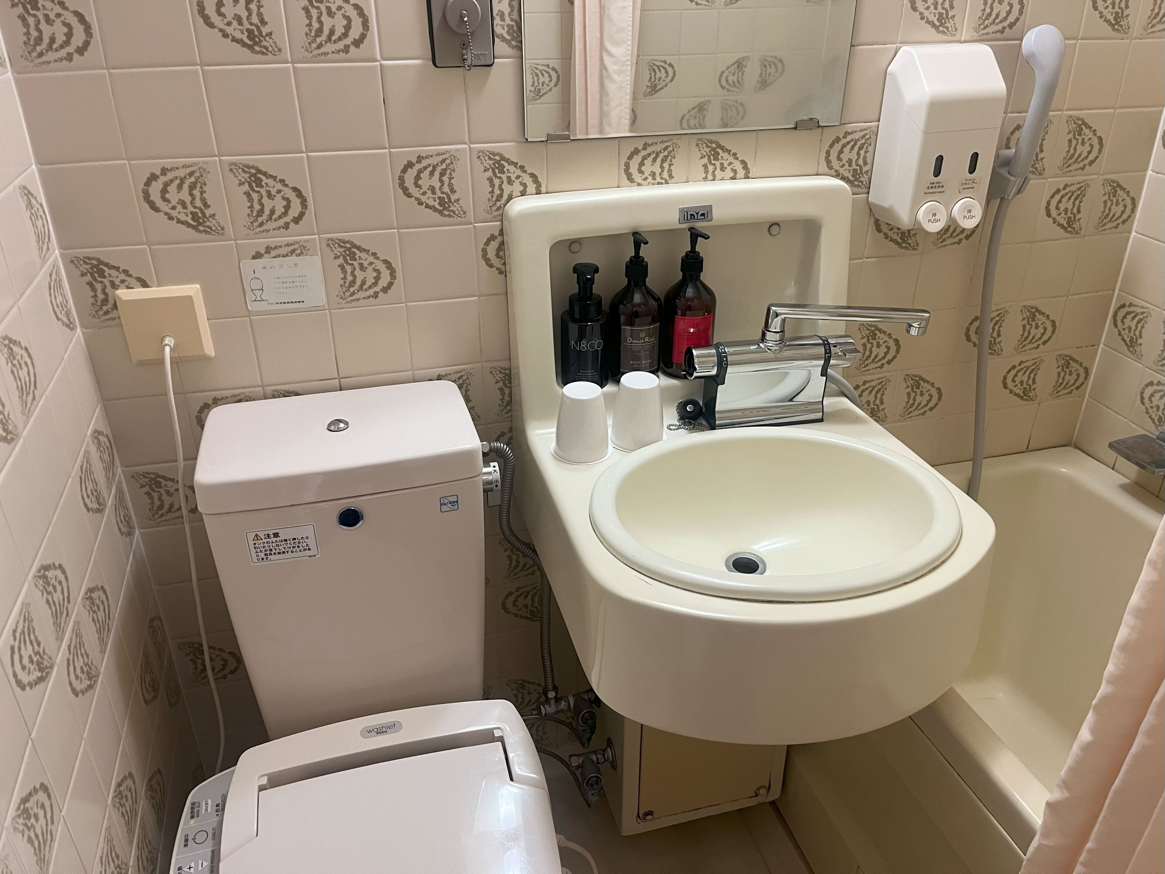 Combined shower/tub, hair dryer, slippers, towels