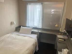 Escritorio, espacio para trabajar con laptop y wifi gratis 