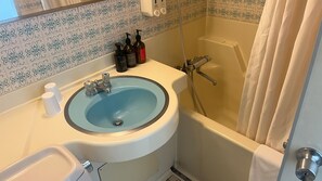 Ein Badezimmer mit Waschbecken, Toilette und Badewanne.