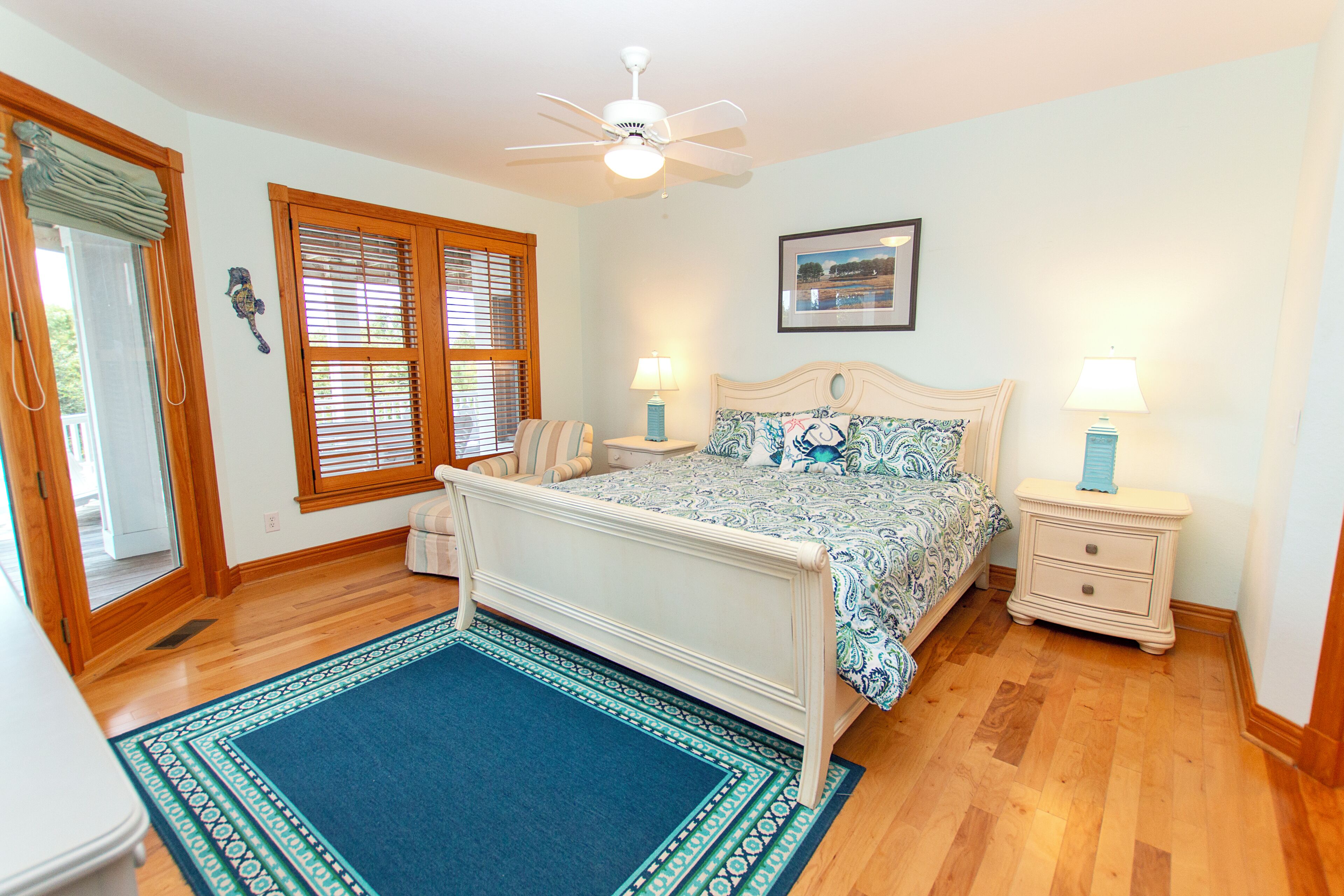 Desk, iron/ironing board, WiFi, bed sheets