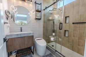 Shower, hair dryer, towels, soap - Luxury home with hot tub in Yucca Valley #1 (Yucca Valley)