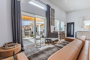 Smart TV - Luxury home with hot tub in Yucca Valley #1 (Yucca Valley)
