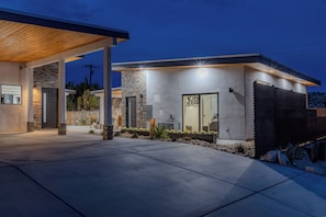 Exterior - Luxury home with hot tub in Yucca Valley #1 (Yucca Valley)