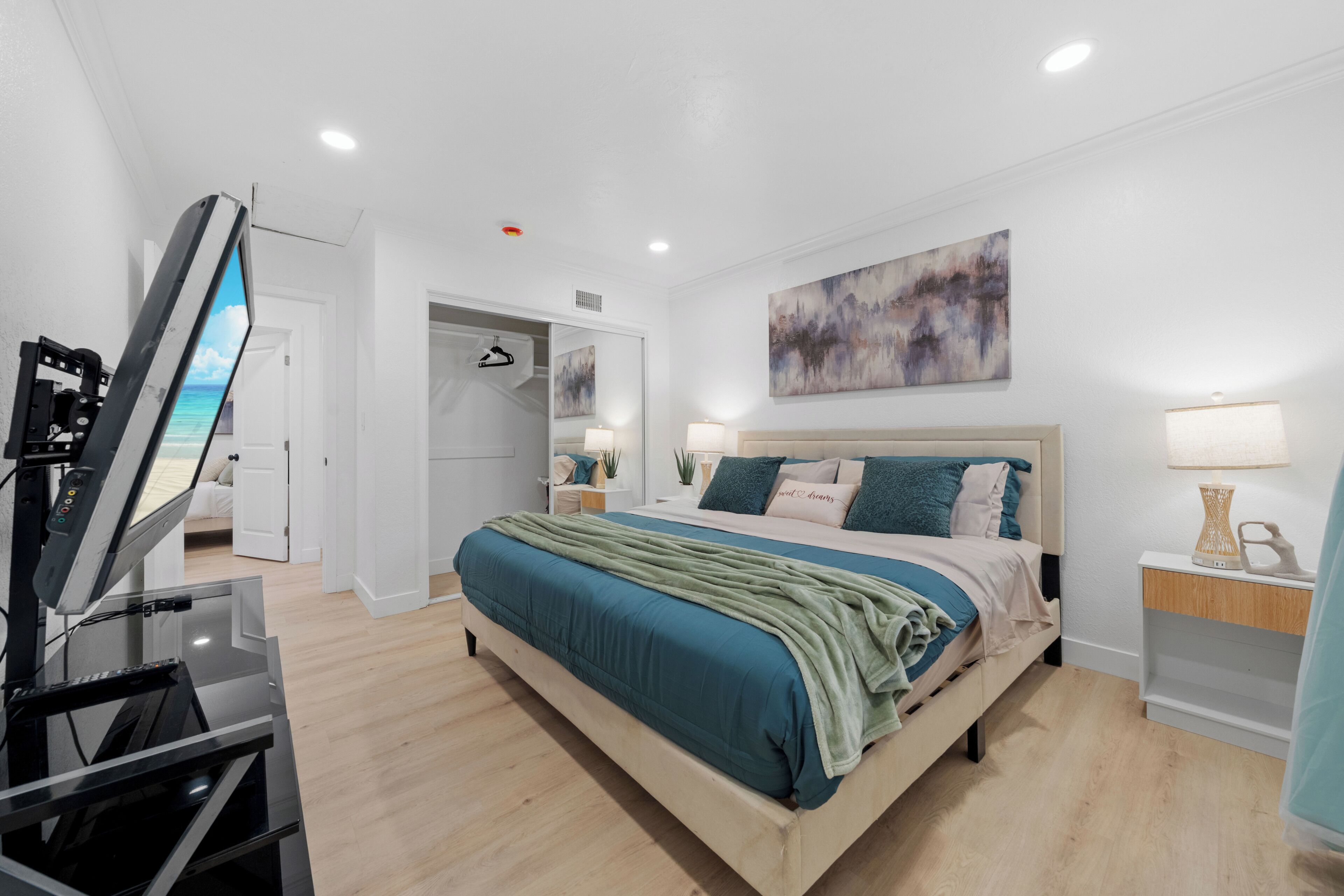 4 bedrooms, desk, iron/ironing board, WiFi (free)