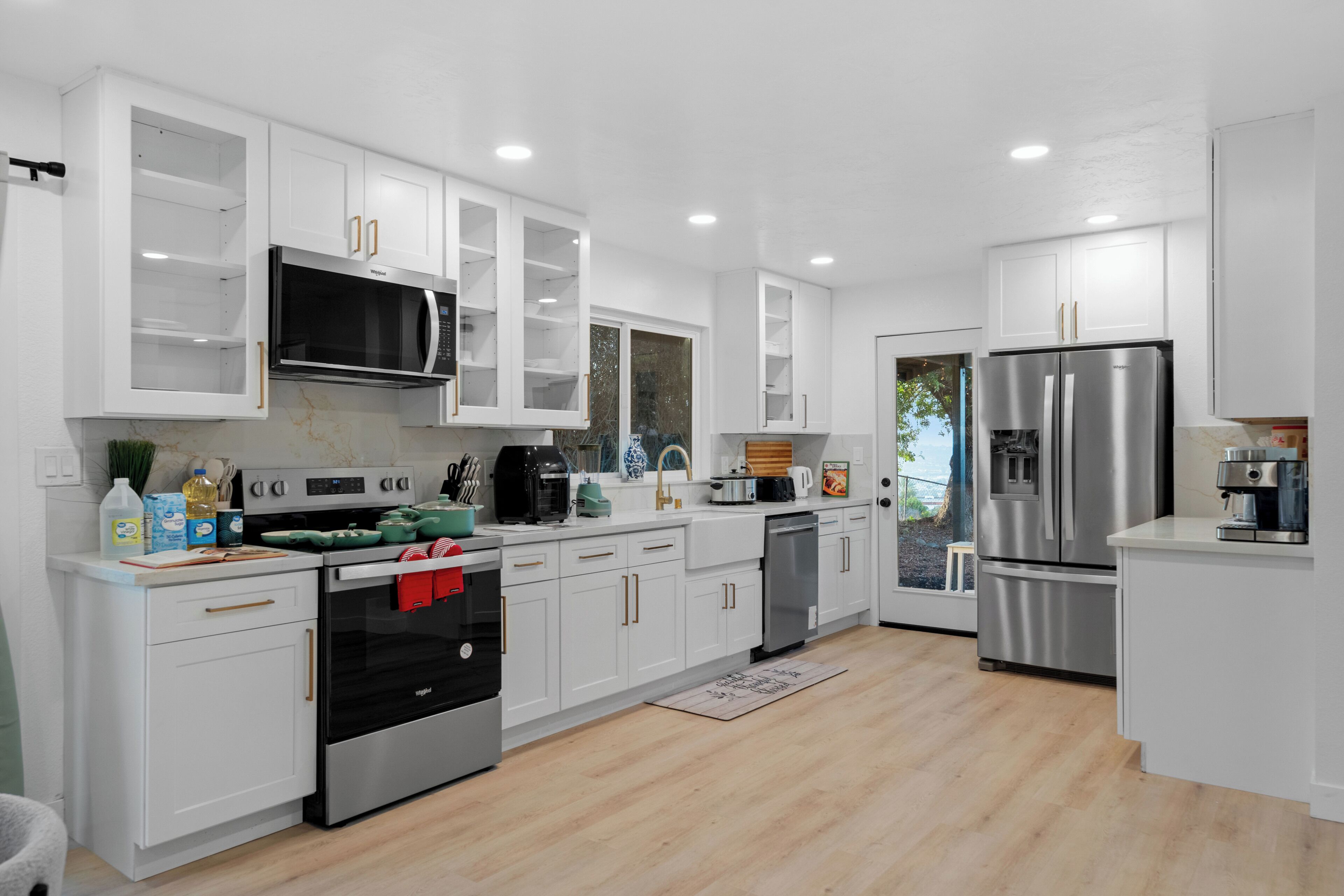 Coffee/tea maker, fridge, microwave, oven