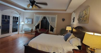 Welcoming 6-bedroom farmhouse with AC in charming Rocheport Countryside