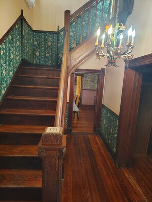 Interior - Welcoming 6-bedroom  farmhouse with AC in charming Rocheport Countryside (Rocheport)