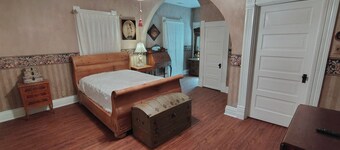Welcoming 6-bedroom  farmhouse with AC in charming Rocheport Countryside