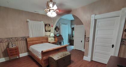 Welcoming 6-bedroom farmhouse with AC in charming Rocheport Countryside