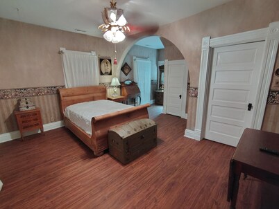 Welcoming 6-bedroom farmhouse with AC in charming Rocheport Countryside
