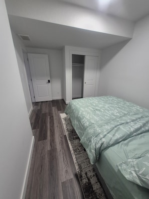 Tabla de planchar con plancha, wifi y ropa de cama 
