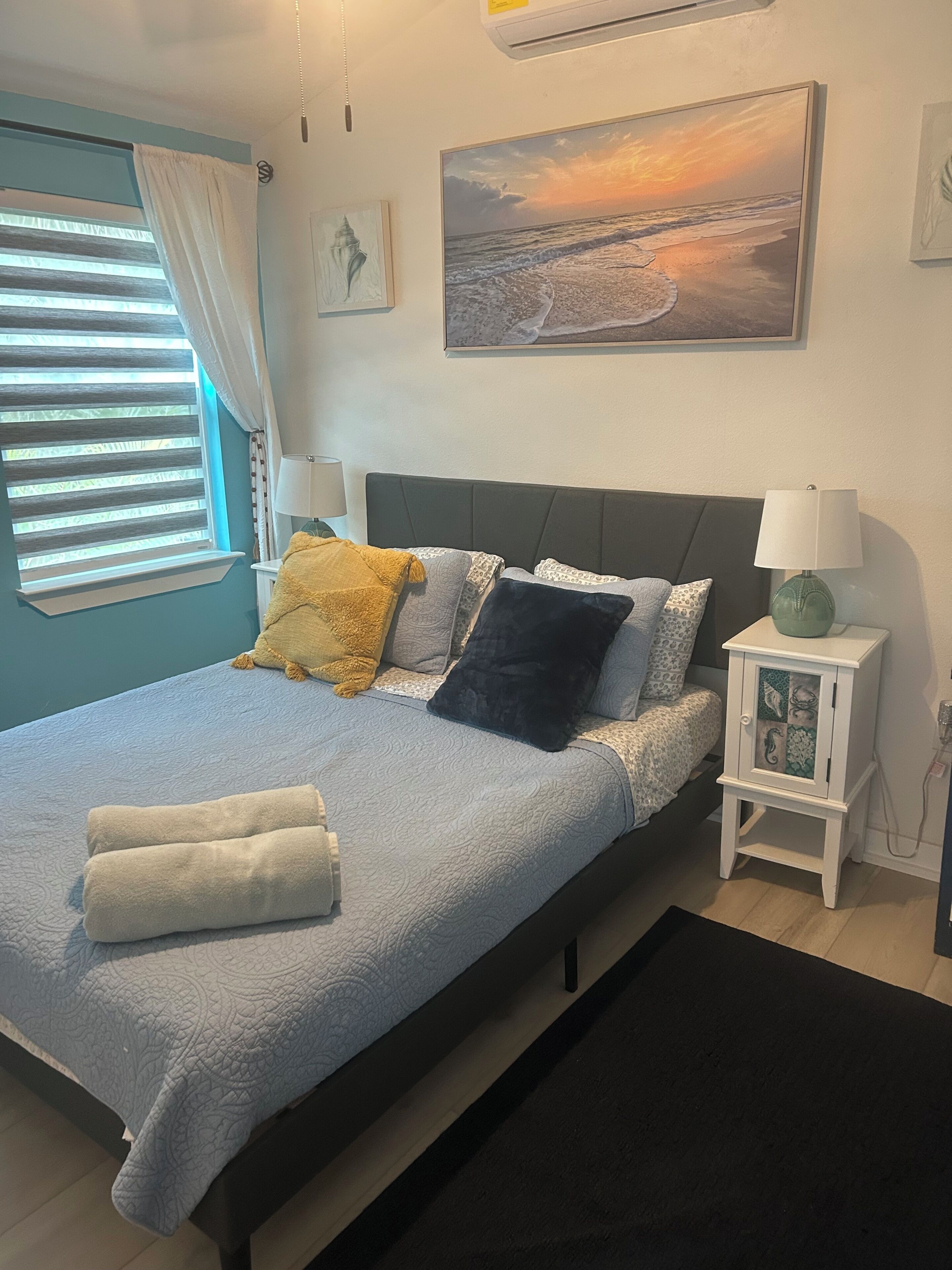 Tabla de planchar con plancha, wifi, ropa de cama