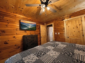 2 bedrooms, WiFi, bed sheets - Pine & Peak-Secluded 2BR 5 Mins To Pigeon Forge (Pigeon Forge)