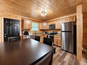 Coffee/tea maker, fridge, microwave, oven - Pine & Peak-Secluded 2BR 5 Mins To Pigeon Forge (Pigeon Forge)