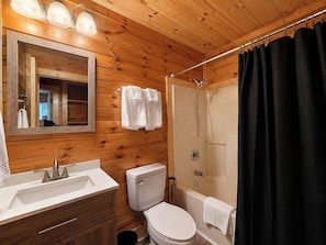 Towels, soap, toilet paper - Pine & Peak-Secluded 2BR 5 Mins To Pigeon Forge (Pigeon Forge)