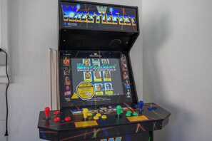 Ein Wrestling-Arcade-Spiel mit einem Bildschirm, der verschiedene Charaktere und Spieloptionen zeigt.