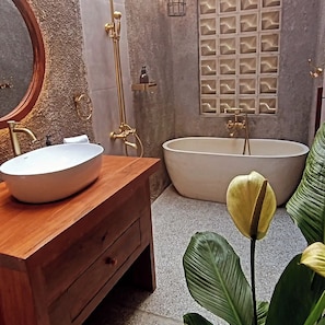 Secadora de cabello, bidet, toallas, jabón