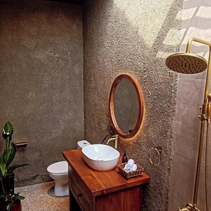 Secadora de cabello, bidet, toallas, jabón