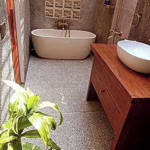 Haartrockner, Bidet, Handtücher, Seife