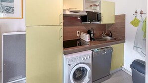 Private kitchen - Awesome apartment in Antibes Les Pins with house sea view (Antibes Les Pins)