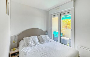 Bed - Awesome apartment in Antibes Les Pins with house sea view (Antibes Les Pins)