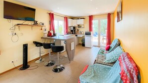 A compact living space with a kitchenette, a dining area, and a sofa. - Lovely home in Châteauneuf-Villevieil (Châteauneuf-Villevieil)