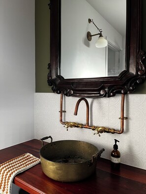 Douche, sèche-cheveux, serviettes fournies, savon