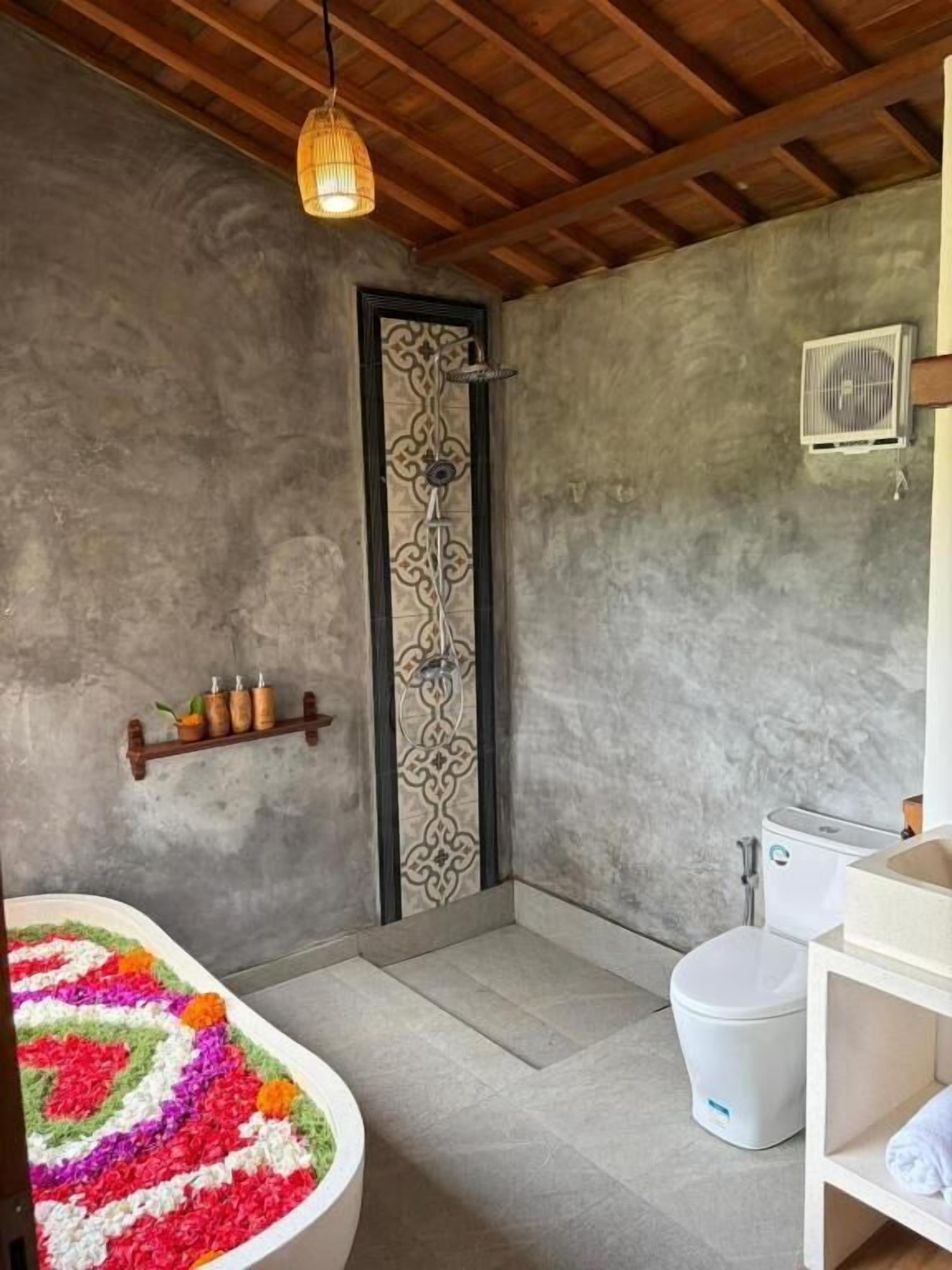 Double Room, Balcony, Garden View | Bathroom | Slippers