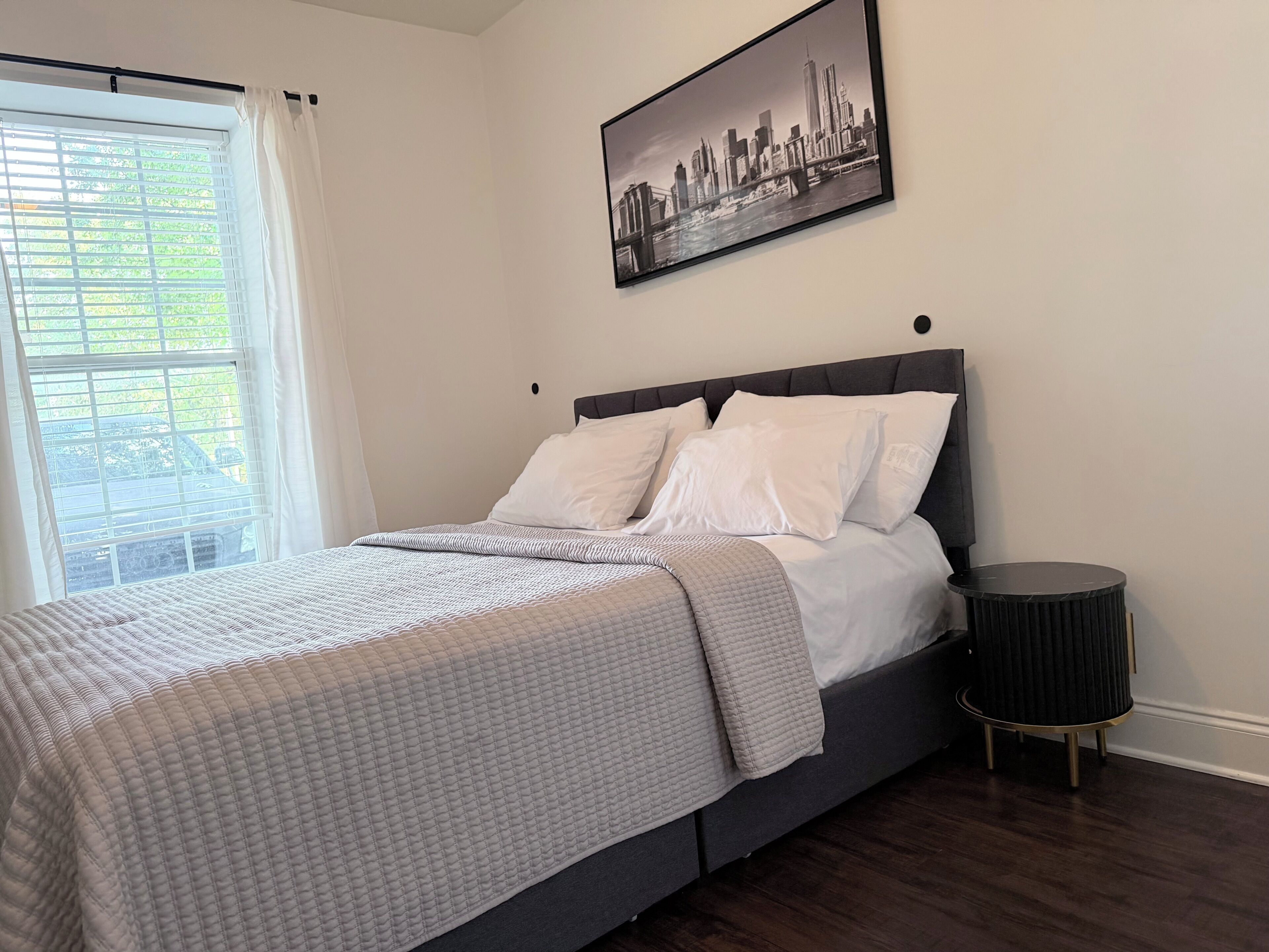 Tabla de planchar con plancha, wifi y ropa de cama 