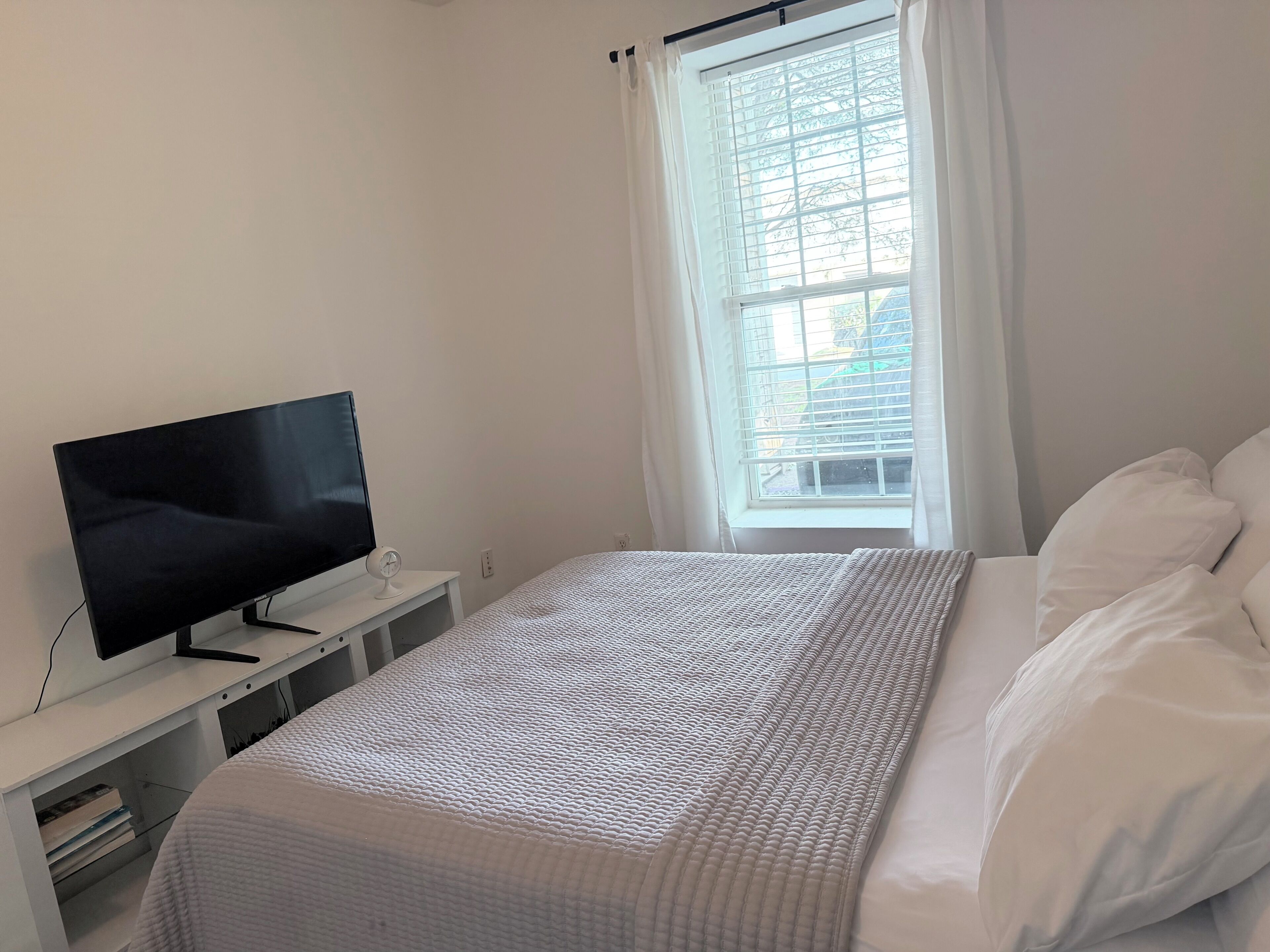 Tabla de planchar con plancha, wifi, ropa de cama