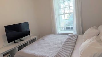 Tabla de planchar con plancha, wifi, ropa de cama