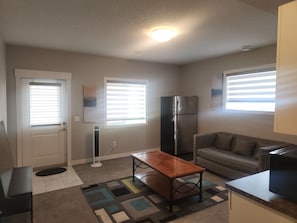 Smart TV - Spacious 2 bedroom for short term and long term stay. (Chestermere)