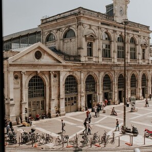 A historic building with large arched windows and a clock tower. - Hotel Flandre Angleterre (Lille)