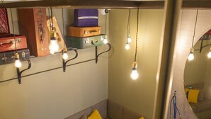 Um quarto com sofá, espelho e escada.
