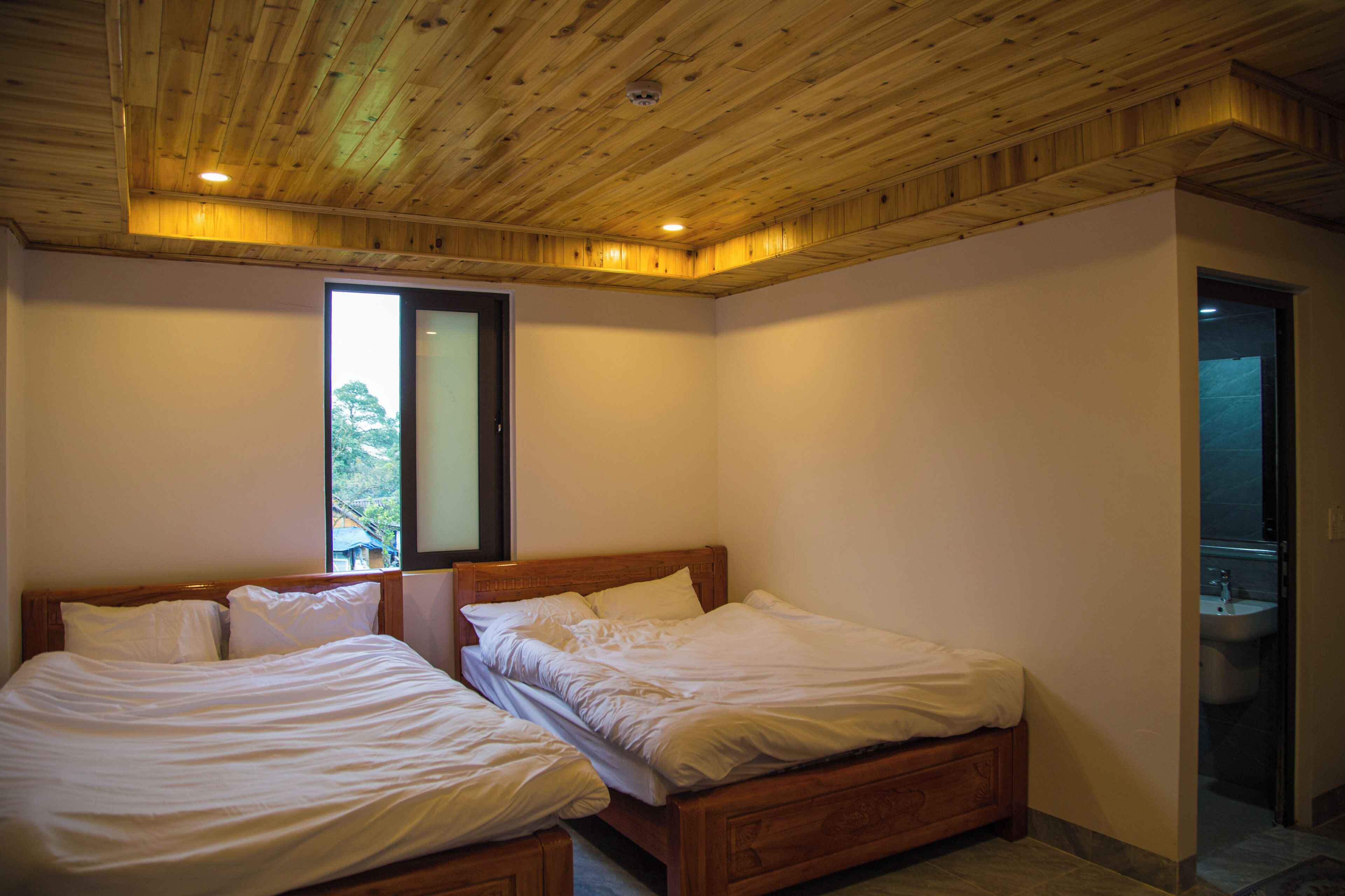 Desk, soundproofing, free WiFi, bed sheets