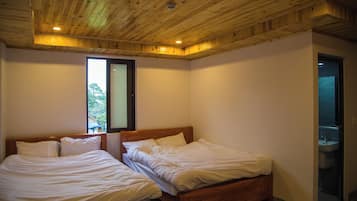Desk, soundproofing, free WiFi, bed sheets