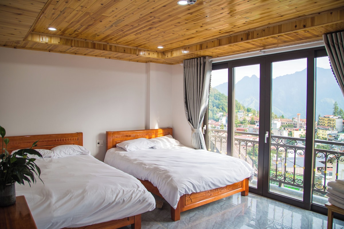 Escrivaninha, quartos à prova de som, Wi-Fi de cortesia, roupa de cama