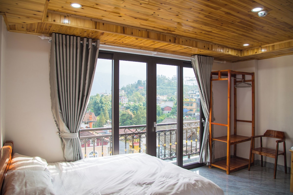 Escrivaninha, quartos à prova de som, Wi-Fi de cortesia, roupa de cama