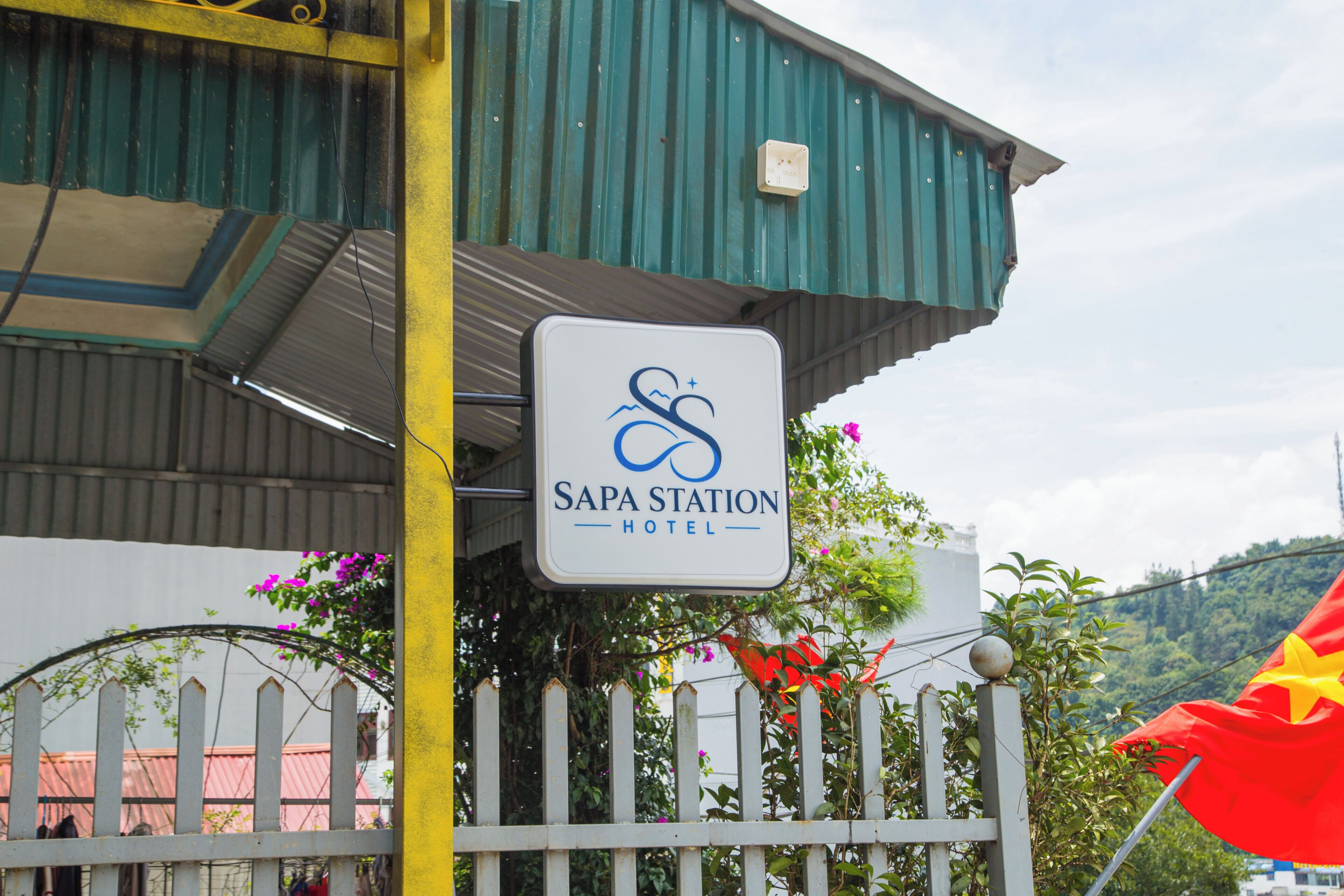 Letrero del Hotel Sapa Station con fondo blanco y letras azules.