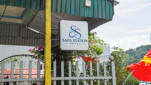 Cartell del Sapa Station Hotel, amb fons blanc i lletra blava.