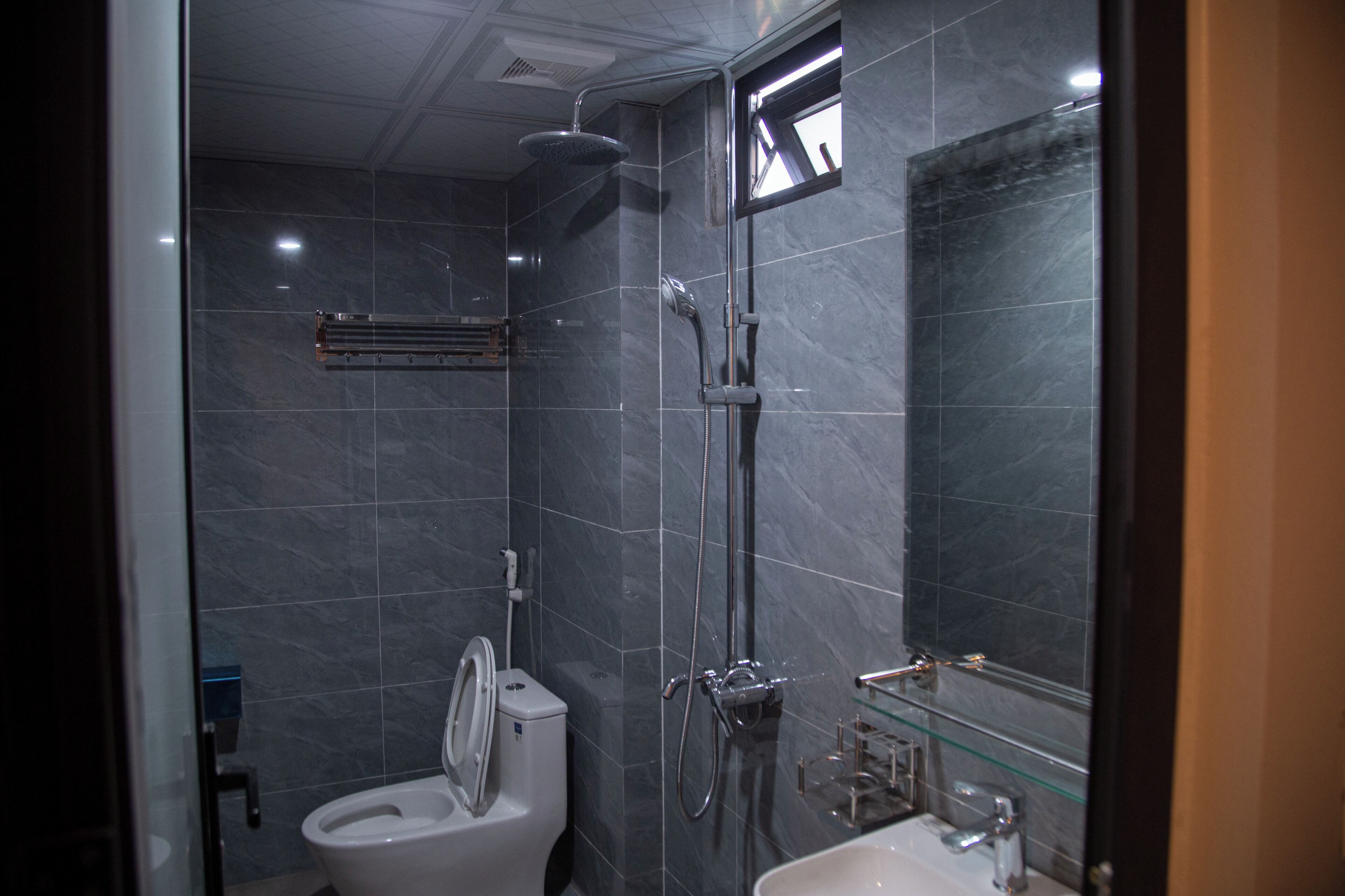 Shower, rainfall showerhead, free toiletries, hair dryer