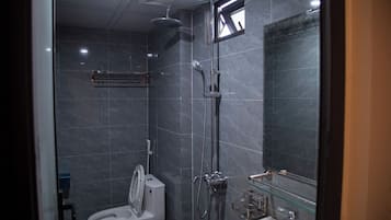Shower, rainfall showerhead, free toiletries, hair dryer