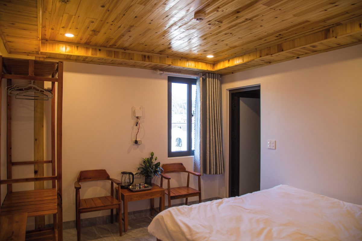 Quarto casal conforto | Escrivaninha, quartos à prova de som, Wi-Fi de cortesia, roupa de cama