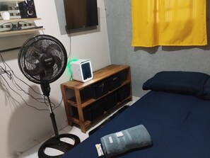 Ferros/tábuas de passar roupa, acesso à internet, roupa de cama