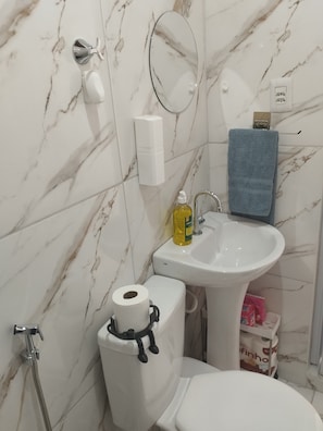 Toalhas de banho, sabonete, papel higiênico 