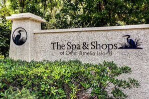 Schild für "The Spa & Shops at Omni Amelia Island" mit einem Logo einer Reiher.