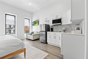 Private kitchen - Elegant & Spacious King Bed Studio W/ Sofa Bed & Full Kitchen near Central Park (New York)